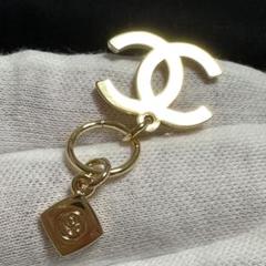 シャネル　CCチャーム　ホリデー シャネル CHANEL 2023ホリデー限定チャーム CCロゴ2点 - メルカリ