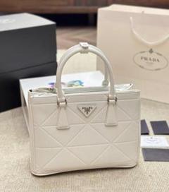 【極美品】PRADA プラダ ショルダーバッグ カメラバッグ Pradaプラダ カメラクロスボディバッグ ショルダーバッグ - メルカリ