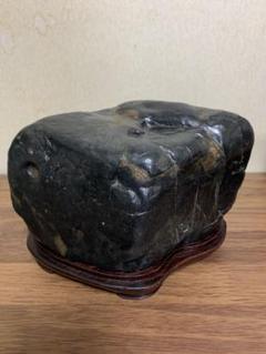 北海道神居古潭石　輝緑石（キリョクガン）木製台座付き 神居古潭石【台座付き】