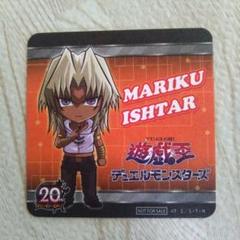 遊戯王　コラボカフェ アクスタ　ワイヤーチャーム　ブロマイド アテム 遊戯王デュエルモンスターズ】ワイヤーチャーム アクスタ 缶