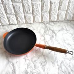 【美品・希少モデル】ル・クルーゼ ウッドハンドル フライパン 24cm オレンジ 美品・希少モデル】ル・クルーゼ ウッドハンドル フライパン