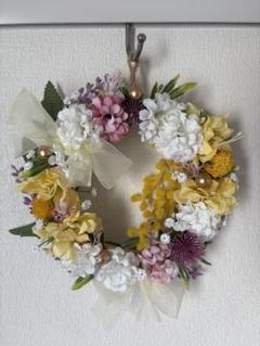 玄関にぴったり！やさしい花色の手作りリース