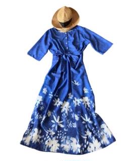 新品美品ロングワンピース藍色白い花柄は臈纈染め風プリントリボン付軽やか柔らかM