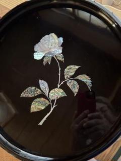 螺鈿 花文様 黒漆 丸盆 屈輪文堆黒輪花盆 - 京都国立博物館 館蔵品データベース