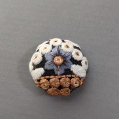 ハンドメイド　インド刺繍リボン使用ブローチ　30mm　NO. 1