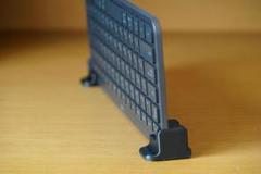【超便利】MX KEYS用の自立スタンド（15mm傾斜・黒・艶あり）