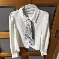 花柄スカーフ付きビジューボタンブラウス