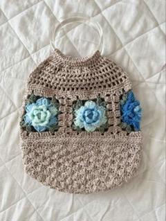 薔薇モチーフ　手編み　ハンドメイド　ハンドバッグ　きなり、ブルー
