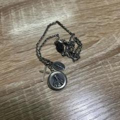 シルバー色メダル付きネックレス