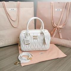 miu miu ホワイト ショルダーバッグ - メルカリ