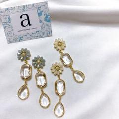 2275-1 ホワイト☺︎ビジューパールフラワーと2連クリアのピアス☺︎