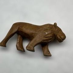 木製獅子の彫刻 赤と金 約30cm 楽天市場】【獅子】井波彫刻『金獅子』加茂 蕃山 作（かも ばん