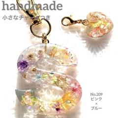 白と青の世界　イニシャルキーホルダー　　スプラッシュ　ハンドメイド 1_7e2191ac0b765d9a4320821d94ec