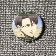 進撃の巨人　プリンセスカフェ　リヴァイ　場面写缶バッジ