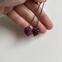 フューシャピンクラインストーンボールの揺れるロングピアスハンドメイドアクセサリー