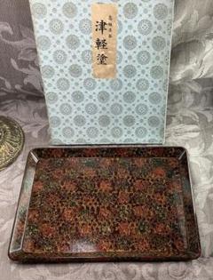 特注品。高級　新津軽塗り　超絶技巧大型四角卓盆、堆朱金泥、伝統工芸品、お値引き有 輪島塗重箱 角形二段 胴張り形-流水春秋の蒔絵仕上げ- [内面朱色