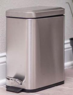 小型 ゴミ箱 ソフトクローズ四角形ゴミ箱 5L 袋のズレ防止クリップと蓋付き