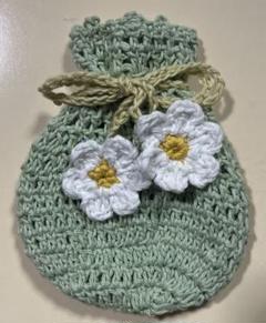 花刺繍付き緑の巾着袋　ハンドメイド　ポーチ　かぎ針編み