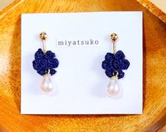 ハンドメイド ネイビーの花のイヤリング