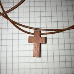小さな十字架 木製ネックレス（14×22mm）ナチュラル革紐付き クリスチャン