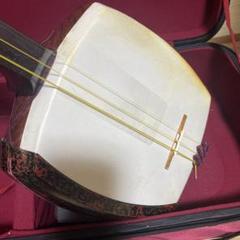 【山中です】三味線 本体 ケース付き　金色刺繍付き　アンティーク 高級本革 三味線用 チャック式 津山撥入れ 『雅』朱色
