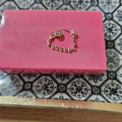ゴールド色片耳ピアス