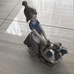 腕に修復箇所あり: LLADRO1983年ヴィンテージリヤドロ　犬と少女No.9 腕に修復箇所あり: LLADRO1983年ヴィンテージリヤドロ 犬と少女
