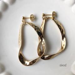 ゴールドねじれフープ樹脂ピアス・ピアス・イヤリング