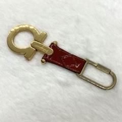 Salvatore Ferragamo キーホルダー 赤×金 3375 - メルカリ