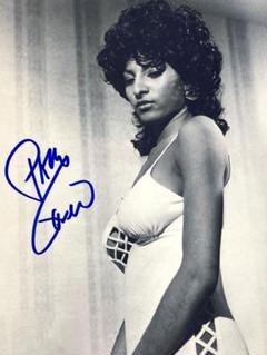 Amazon.co.jp: パムグリア直筆サイン入り超大型写真…Pam Grier