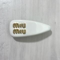 miumiu パテントレザーへアクリップホ ワイト ヘアピン miu miumiu ミュウミュウ パテントレザー ヘアクリップ ヘア