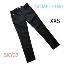 美品 SOMETHING ストレッチテーパードスキニーデニム XXS SKY37