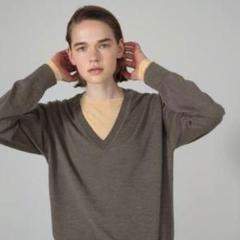 AURALEE クリーム色 Vネックニット 長袖 AURALEE クリーム色 Vネックニット 長袖 - トップスオンライン 通販