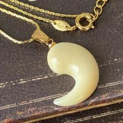 乳白色　ヴィンテージ ネックレス　レトロ　勾玉