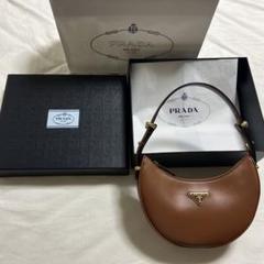 【PRADA】プラダ アーケ スエード ショルダーバッグ ブラック プラダ アーケ スモール レザー ショルダーバッグ | PRADA