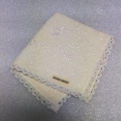 ATSUKI ONISHI の天使の刺繍のタオルハンカチ