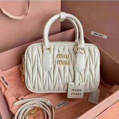 MIU MIU ロゴトートバッグ ホワイト 今日特価】Miu Miu 2024 New Tote Bag レトロシルエット-WTO輸入
