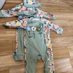 双子 花柄ロンパースと帽子セット