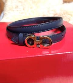 細い方にFerragamo フェラガモ レディース　ネイビ ーレザーベルト 細い方にFerragamo フェラガモ レディースネイビ ーレザーベルト