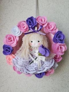 うす紫色の帽子の女の子