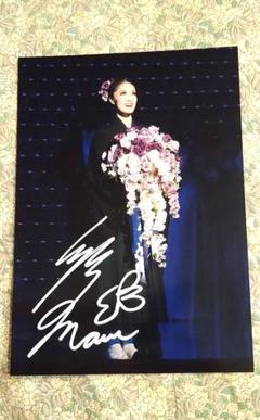 彩花まりさん、宝塚時代、直筆サイン入り2L写真（サヨナラ公演千秋楽、袴姿ご挨拶）