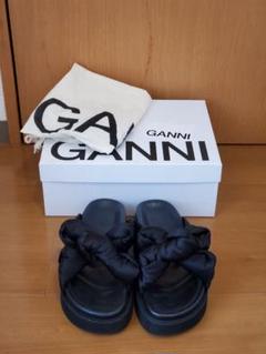 【GANNI】オープントゥ パテントレザー バックル サンダル ガニー(GANNI)サンダル | アウトネット(THE OUTNET)なら最大70%OFF