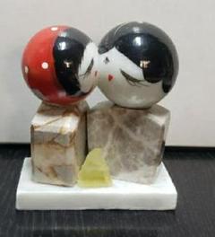 カップルの石彫刻 赤と黒