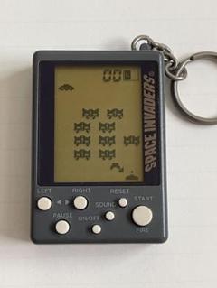 スペースインベーダー　キーホルダー　金属製 Amazon.co.jp: スペースインベーダー SPACE INVADERS キー