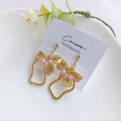 メタルフラワーと不規則フープのイヤリング　ピアス（ピンク）＊ハンドメイド
