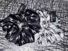 CHANEL シャネル ノベルティ シュシュ 白黒2色セット CHANEL シャネル ノベルティ シュシュ 白黒2色セット - メルカリ