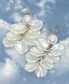 花びら踊るピアス