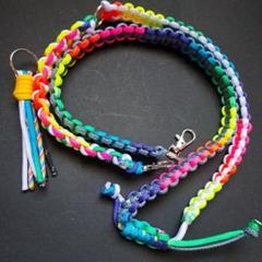 ハンドメイド　レインボー　パラコード　スマホショルダー　タッセル付