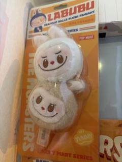 【正規品】 Labubu Wacky Mart シリーズ ぬいぐるみペンダント 正規品】LABUBU WackyMart店員 ぬいぐるみペンダント - メルカリ