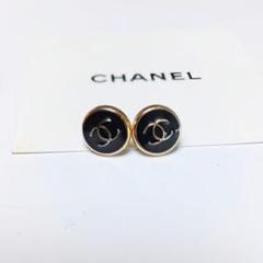 ブラックミニピアス　ヴィンテージボタン　シャネルのサムネイル